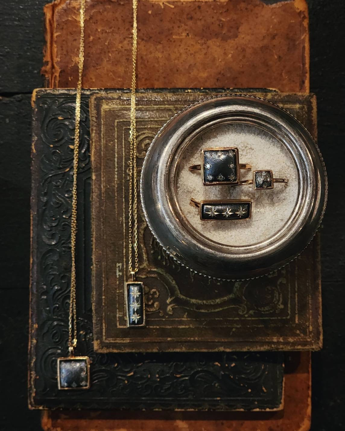 Contrast leatherette necklace